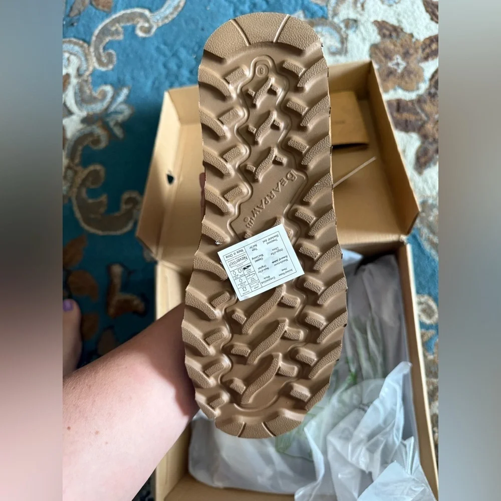 Bearpaw Women's Elle Short Hickory Suede  Boots . Size 8